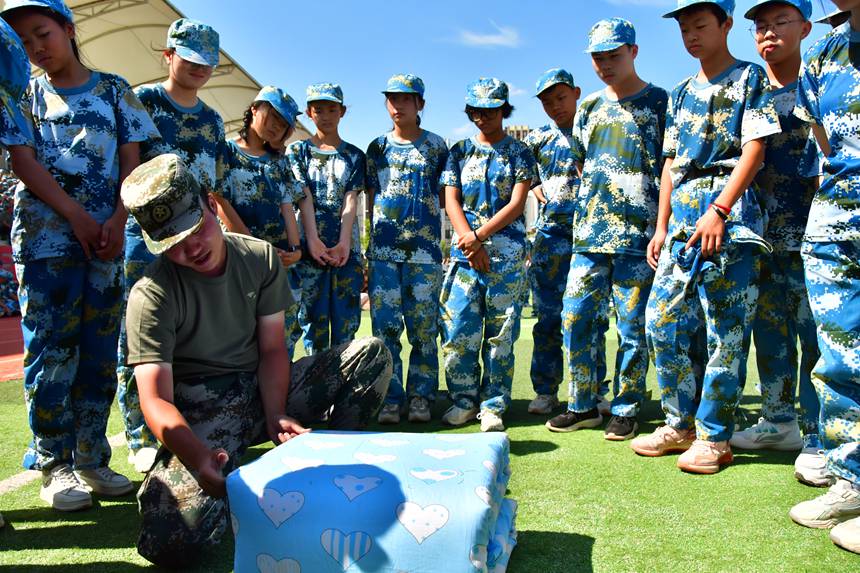 8月27日，教官在大方金塔英才學校給新生演示疊軍被。陳錦川攝