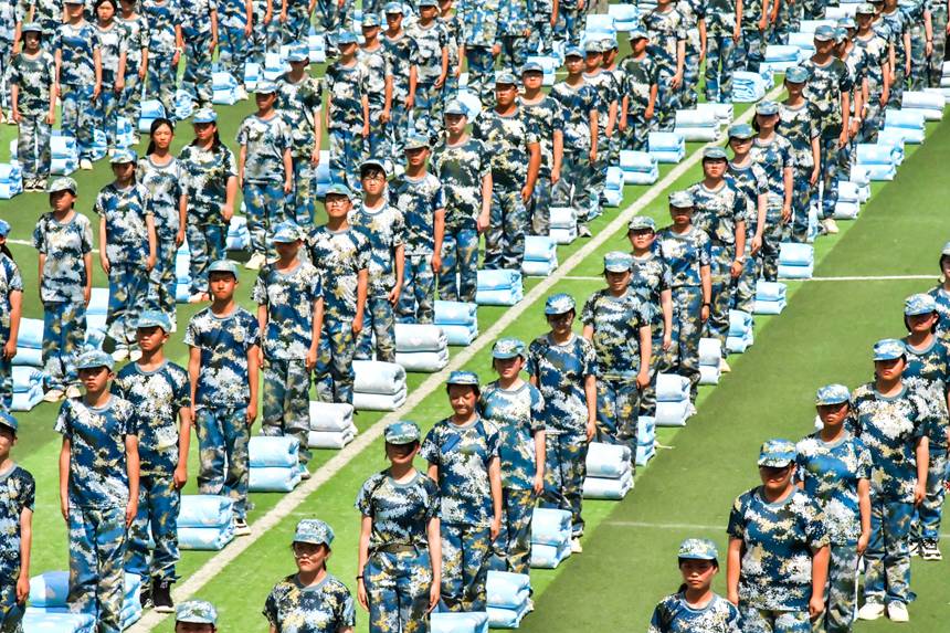 8月27日，新生在大方金塔英才學(xué)校操場(chǎng)疊軍被現(xiàn)場(chǎng)。陳錦川攝