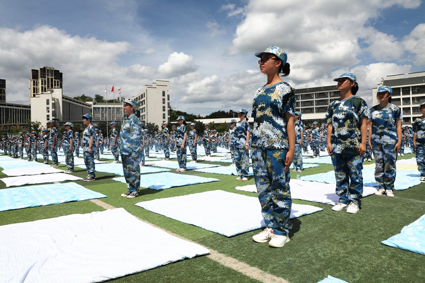 8月27日，新生在大方金塔英才學校整裝聽候比賽指令。陳錦川攝