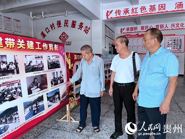 郭定武正在介紹溪口村關(guān)工委基本情況(左一)。人民網(wǎng) 陳潔泉攝