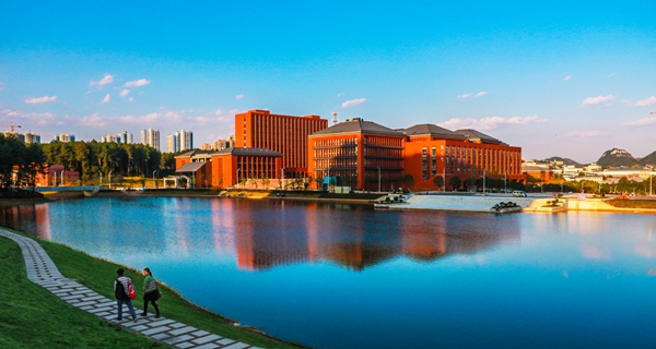 2.百廿貴大,弦歌不輟。