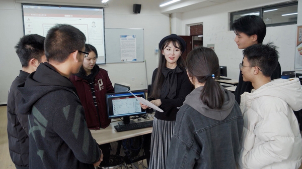 張克雯(中)與學生交流。受訪者供圖