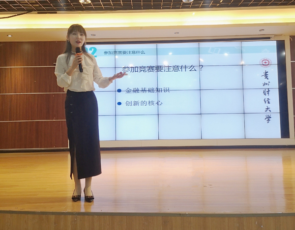 張克雯對學生進行賽前培訓。受訪者供圖