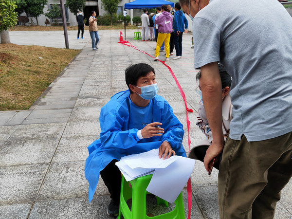 志愿者石用超正在詢問并登記居民信息。張雷攝