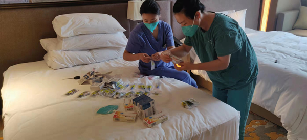 劉平(右一)和同事吳婷穎正在做核酸采集前期準備工作。受訪者供圖