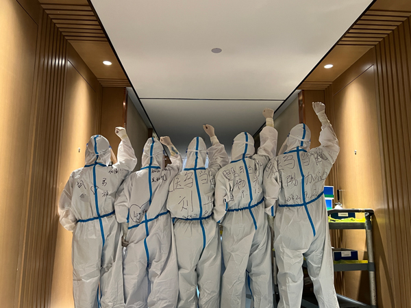 小組成員(從左往右)依次為黃源槐、吳婷穎、劉平、楊光、張遠其。受訪者供圖