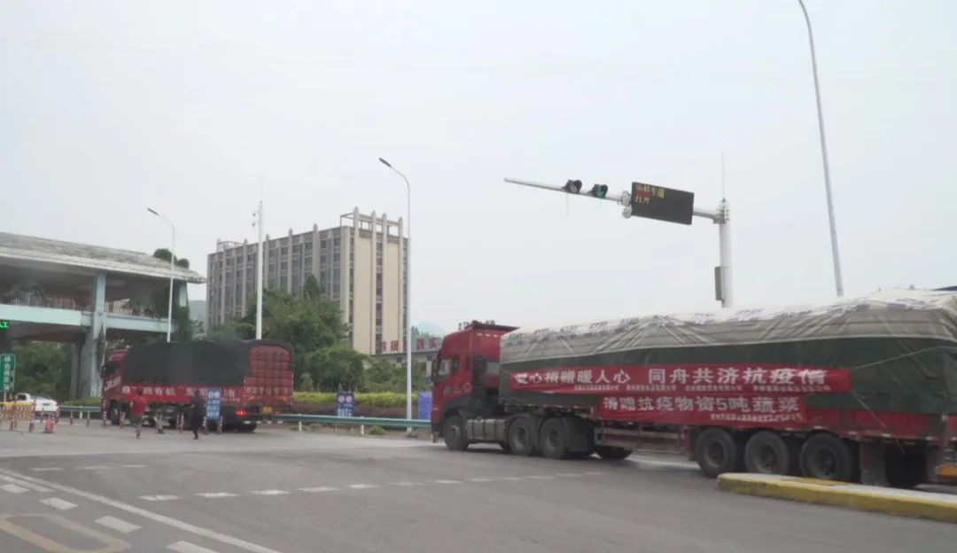 圖為運輸抗疫物資前往貴陽。