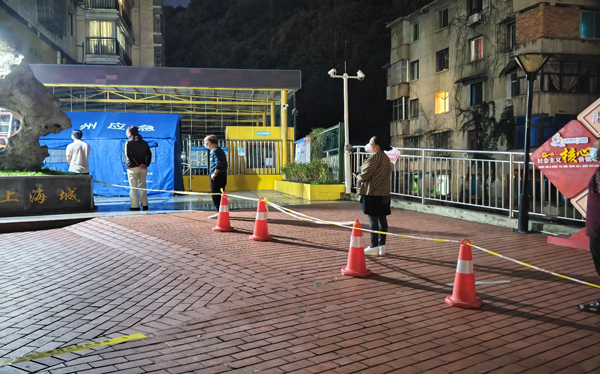 有序排隊領菜。