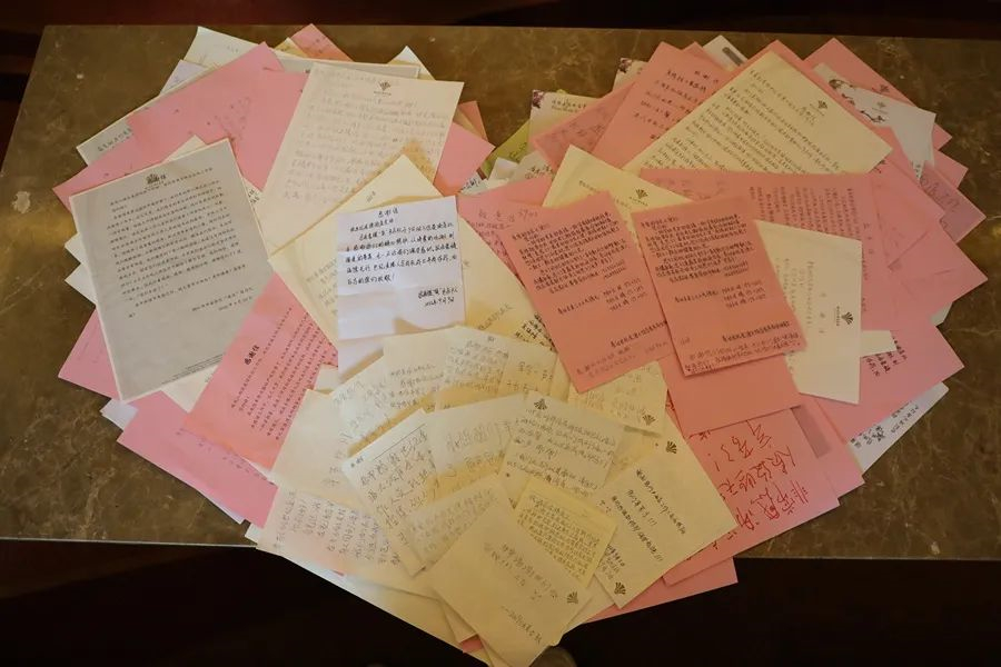 1 援筑醫療隊寫給貴陽世紀金源大飯店的感謝信堆了厚厚一疊