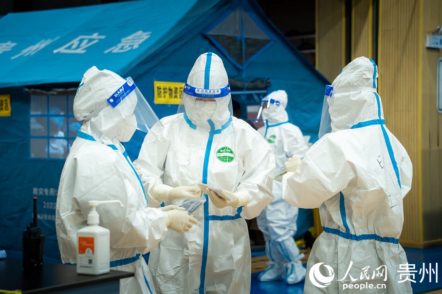 醫(yī)務(wù)人員在做進(jìn)倉(cāng)前的準(zhǔn)備工作。人民網(wǎng) 涂敏攝