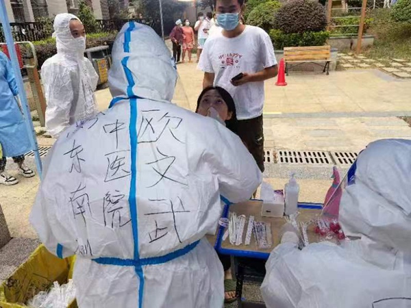 正在為居民采集核酸的歐文武。受訪者供圖