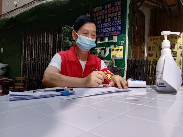 1 圖為退休干部高立華堅守在疫情防控一線。