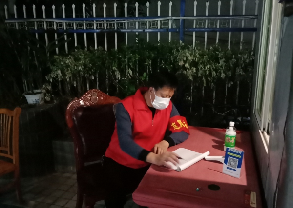 退干部熊志寬深夜堅守卡點崗位。