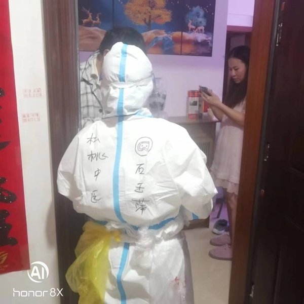 石玉萍上門采核酸。