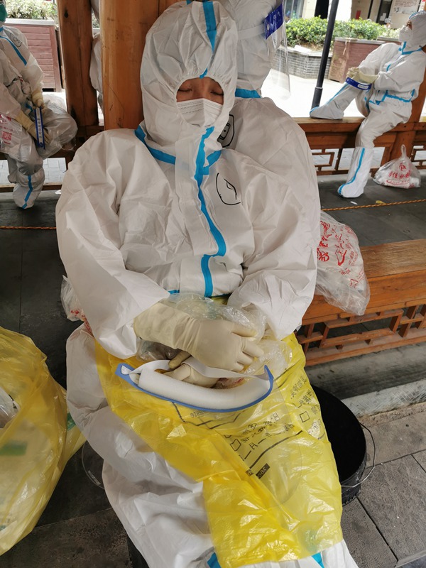 石玉萍采核酸累了打一個盹。