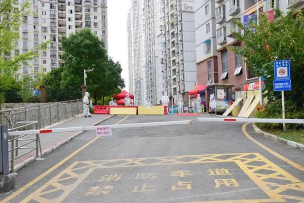 中壩幸福小區出口卡點。