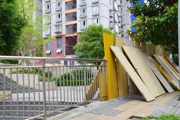 中壩幸福小區(qū)硬隔離措施。