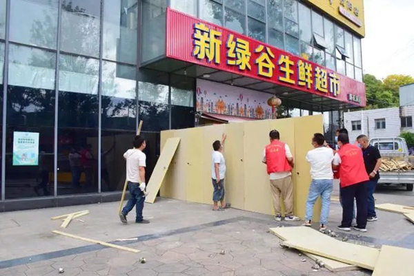 菊花洞社區(qū)正在設(shè)置硬隔離措施。