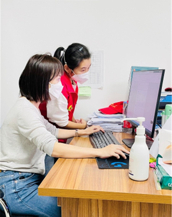 1 志愿者配合社區(qū)工作人員操作小程序。受訪者供圖