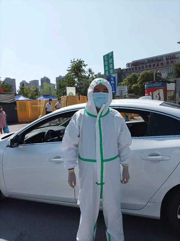 2.貴州大學紀委、監察專員辦的教師黨員周賢軍參加社區抗疫志愿服務。