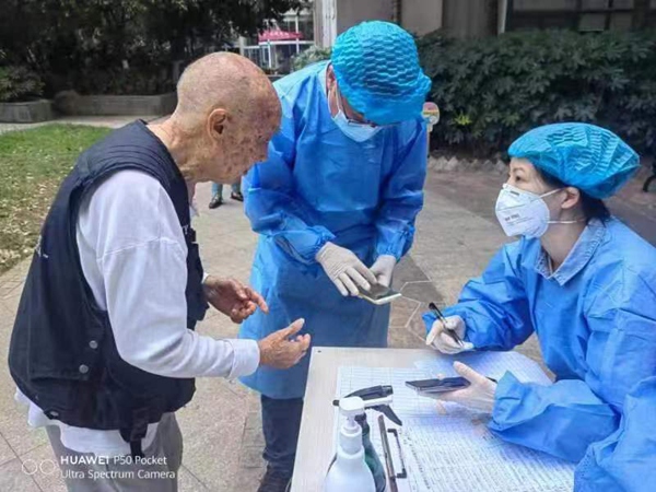 4.貴州大學陽明學院副院長胡玉群參加社區抗疫志愿服務。