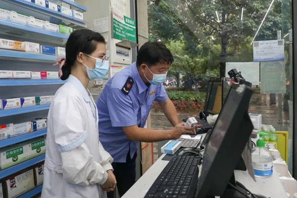 執法人員查驗進貨臺賬、銷售記錄等。