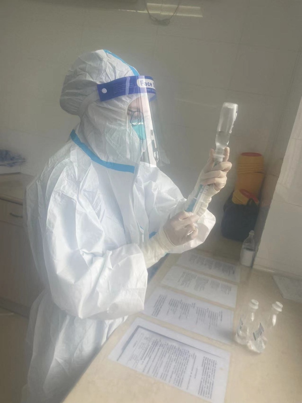 兒科醫生正在隔離病房查房并作做工作準備。