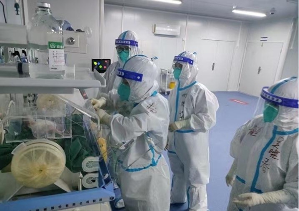 兒科醫務人員正在ICU病房忙碌。