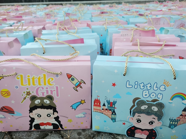 專班準備的專屬禮包。蔣林 攝