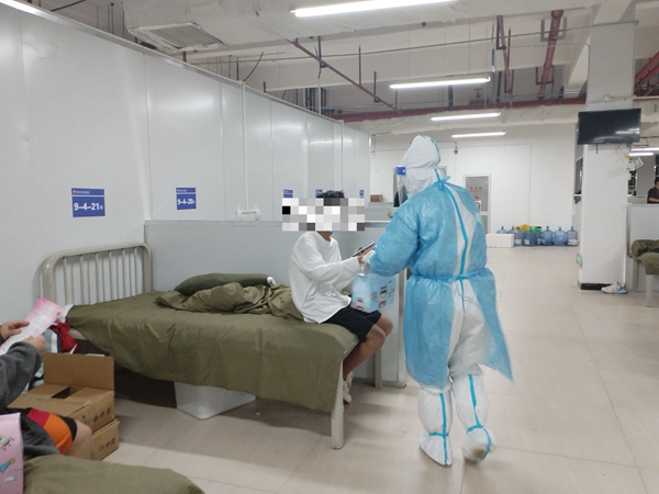 “暖心禮包”由醫護人員送至患者手上。圖片由貴陽市方艙醫院醫護人員提供