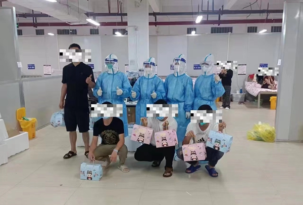 患者收到“暖心禮包”后紛紛點贊。圖片由貴陽市方艙醫院醫護人員提供