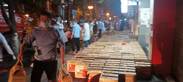 3.貴州省紅十字基金會志愿者分發防疫愛心包現場。