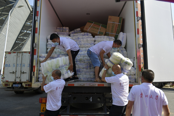 志愿者正在卸載愛心物資。