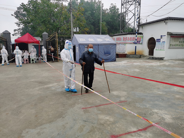 楊正文幫助群眾做核酸檢測。楊正文攝