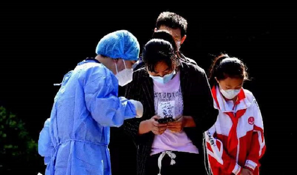 志愿者引導(dǎo)居民打開核酸檢測小程序。