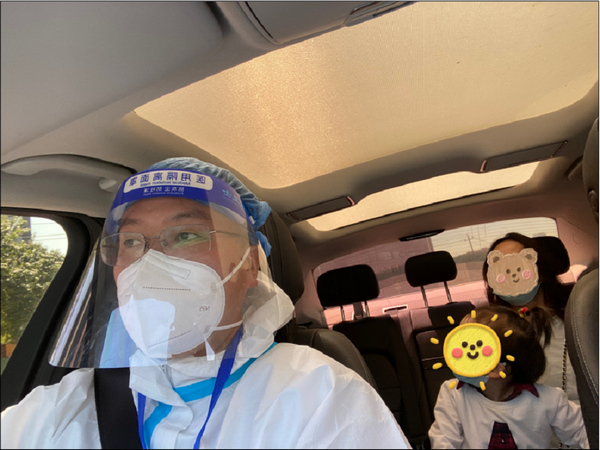 10 金華園街道水悅社區(qū)愛心車隊成員張師傅護送群眾就醫(yī)。