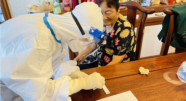 5 對于不會操作小程序及不會抗原自測的老年人,小區(qū)志愿者上門幫助他們完成檢測。