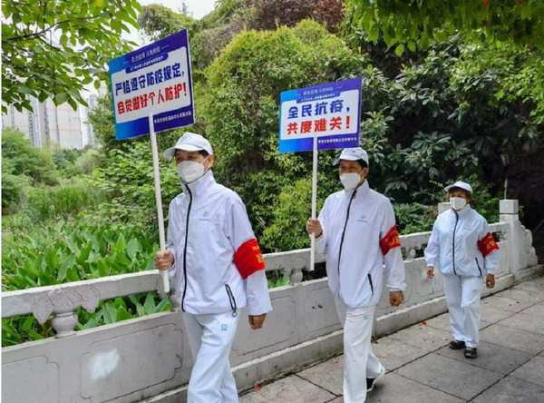 12 世紀城明珠助老社的夕陽紅志愿者宣傳相關(guān)防疫知識。