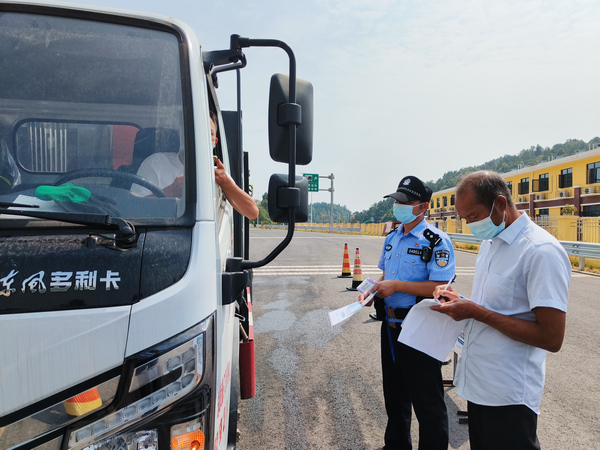 4 楊純術與兒子楊品偶然被分同一處卡口執(zhí)勤。許景珍攝