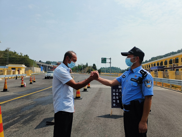 楊純術與兒子楊品互相加油鼓勁。許景珍攝