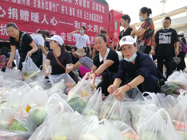 分揀物資。羅福成攝