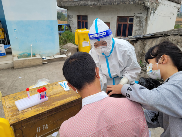 黃春正在給當地居民進行核酸采樣。受訪者供圖