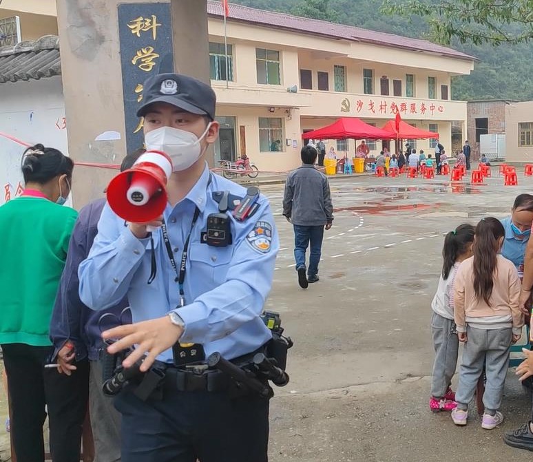 何金澔在核酸采集點維護秩序。普定縣公安局供圖