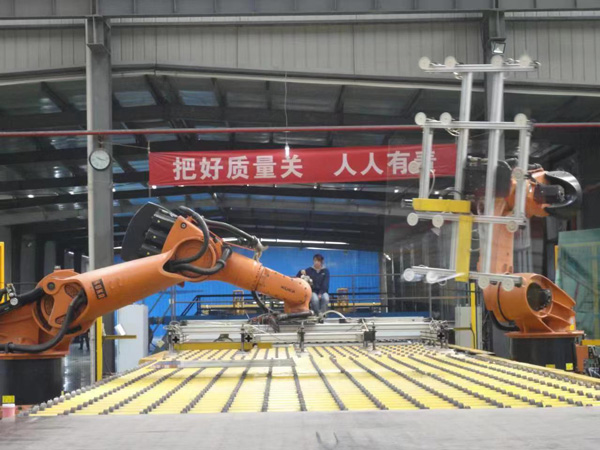 凱榮玻璃生產場景。