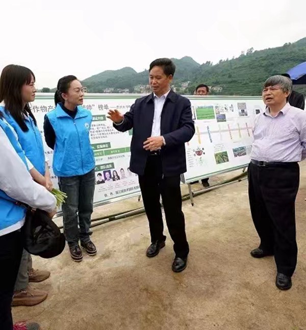 3.中國工程院院士、貴州大學校長、2.貴州省農技人員創新創業行動專家團團長宋寶安（右1），貴州省農業農村廳廳長、省激勵農業技術人員創新創業行動工作領導小組組長張集智（中），率隊到清鎮市暗流鎮調研激勵農技人員創新創業行動。貴州省農業農村廳供圖