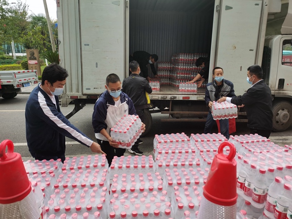 民營企業捐贈的礦泉水。