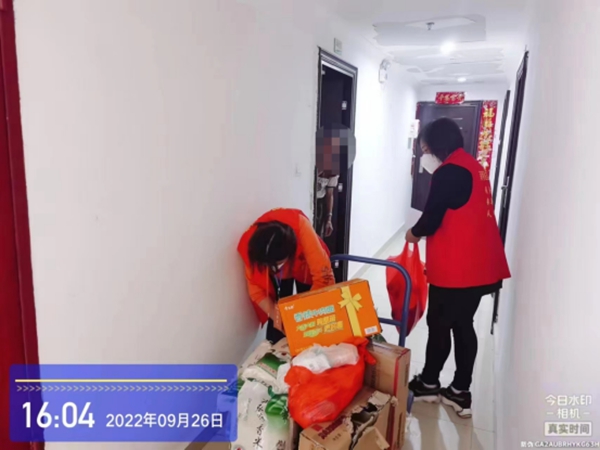 3視頻中剩余的物資是為轄區老弱病殘和困難群眾準備的，居委會當日已按照梳理出的名單進行了發放。