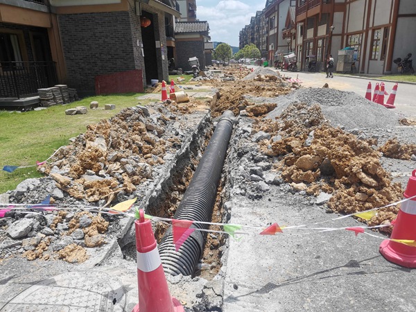 民興街道紅興社區環境綜合整治項目施工中。