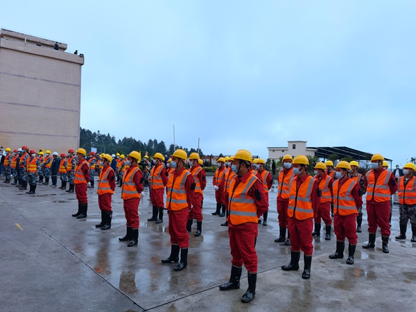 露天煤礦開工儀式現場。