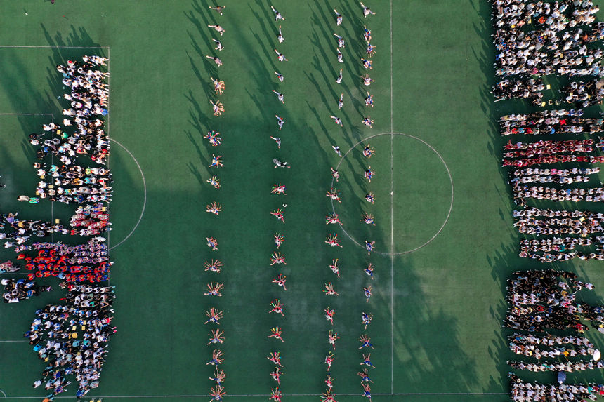 9月27日，盛裝打扮的學(xué)生在參加校園“錦雞操”比賽（無人機(jī)照片）。